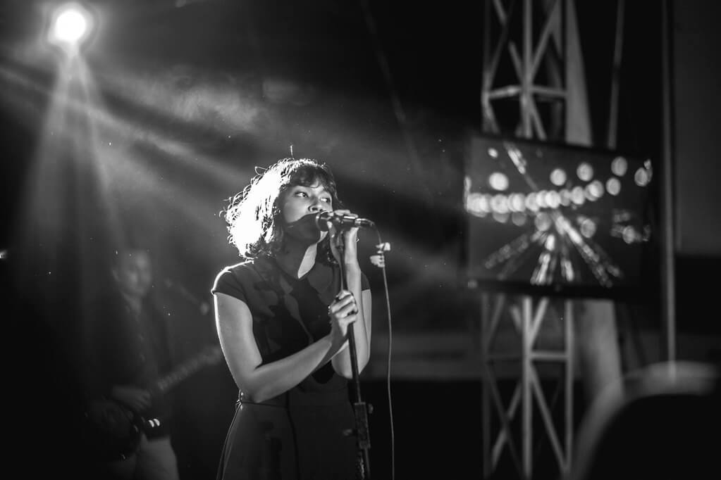 Vira Talisa menyanyi di atas panggung dengan dress hitam